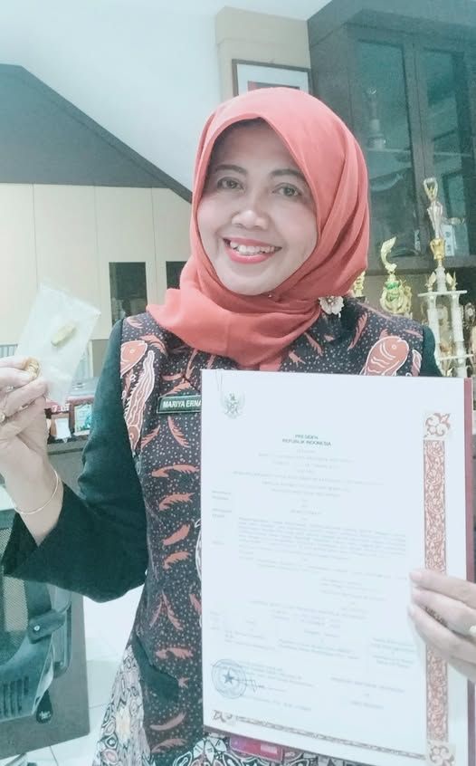 Ibu Kepsek Dra. Hj. Mariya Ernawati mendapat sertifikat Satyalencana karya Satya dari Presiden
