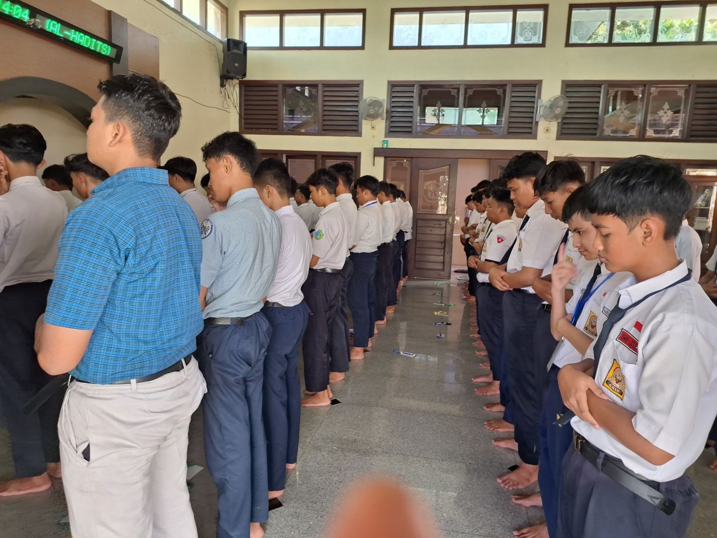 Kegiatan Sholat Berjamaah dalam Kegiatan MPLS 2025