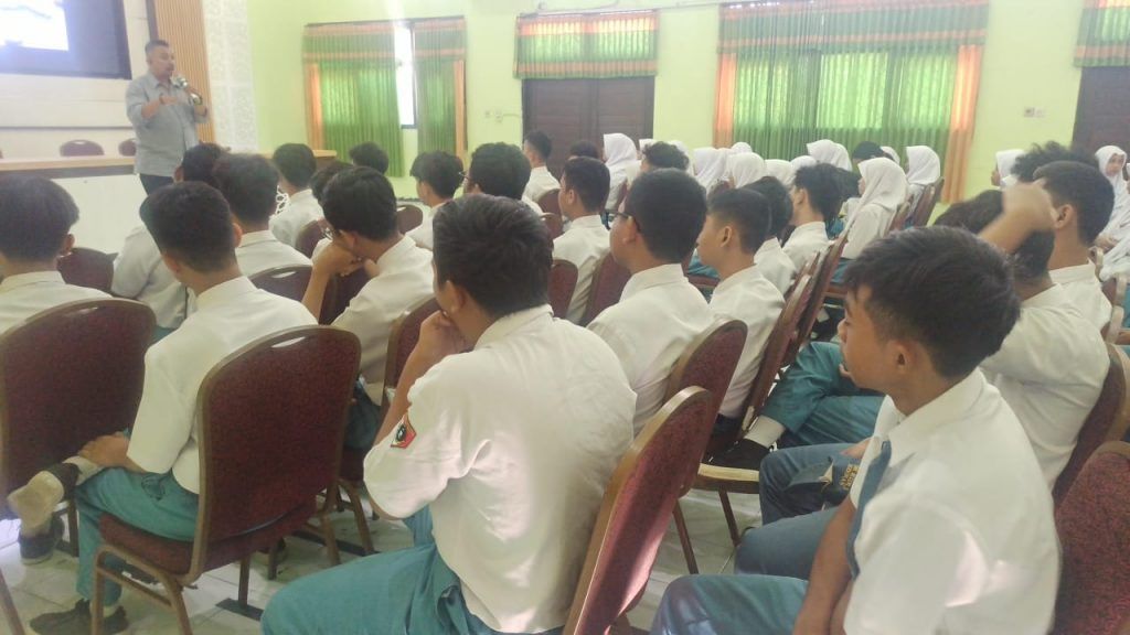 Praktisi Mengajar Siswa DKV Bersama “Garis Langit Solution”