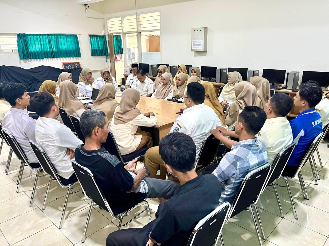 Kegiatan Rapat Bersama Tenaga Kependidikan SMKN 2 Buduran Sidoarjo