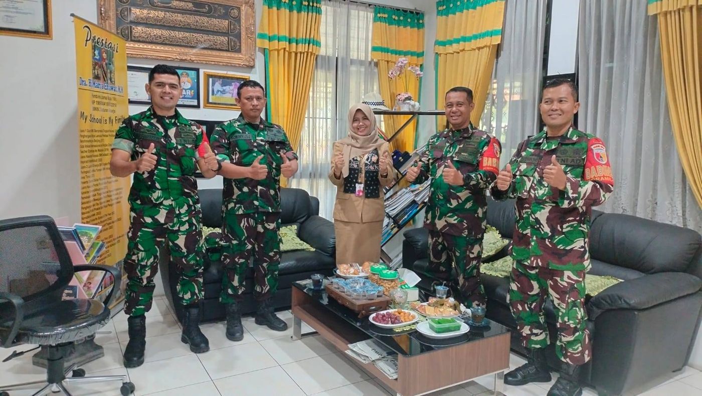 Kerjasama dengan TIM Koramil dalam “Peningkatan Disiplin dan Latihan Baris Berbaris” dalam kegiatan MPLS 2025
