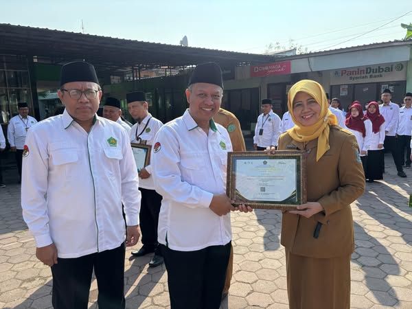 Penghargaan dari Kakemenag untuk menjadi Piloting PROJECT PAIS BERKARAKTER jenjang SMA/SMK/SLB/MAN Jawa Timur
