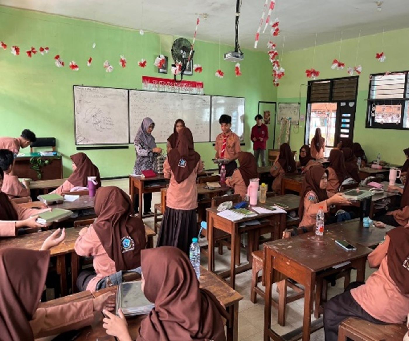 Pembagian Makan Bergizi Gratis (MBG) Di SMKN 2 Buduran Sidoarjo