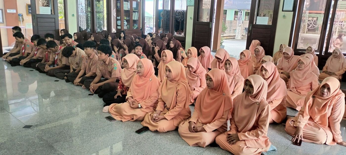 Kegiatan GNOTA (Gerakan Nasional Orang Tua Asuh) DWP SMKN 2 Buduran berbagi santunan untuk siswa yatim piatu/dhuafa