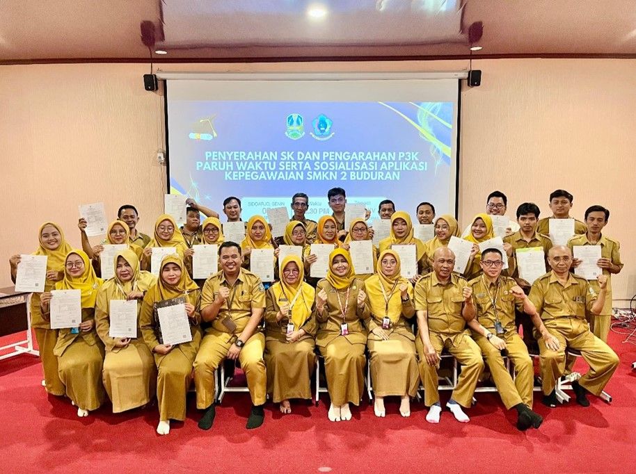 SMKN 2 Buduran Sidoarjo Serahkan SK PPPK Paruh Waktu Sekaligus Sosialisasi Aplikasi Kepegawaian Terbaru